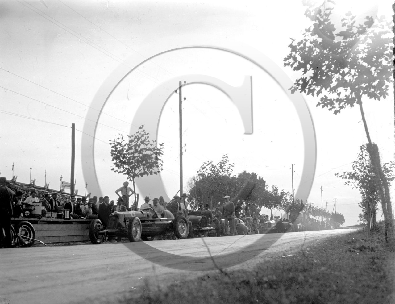 AUC 67 Alger 1934 au stand Masérati et Bugatti .jpg
