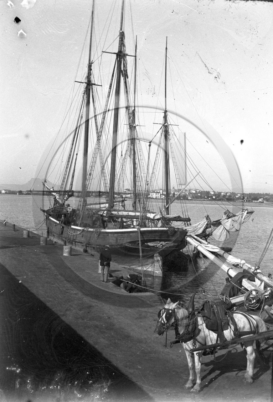 BA 1638  St Raphael goelette franche avec vergue de fortune  dpt 83  .jpg