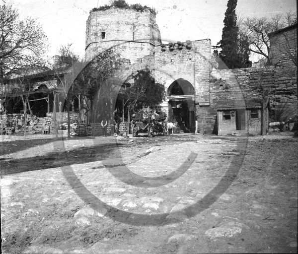 Istambul porte de la source  Turquie .jpg