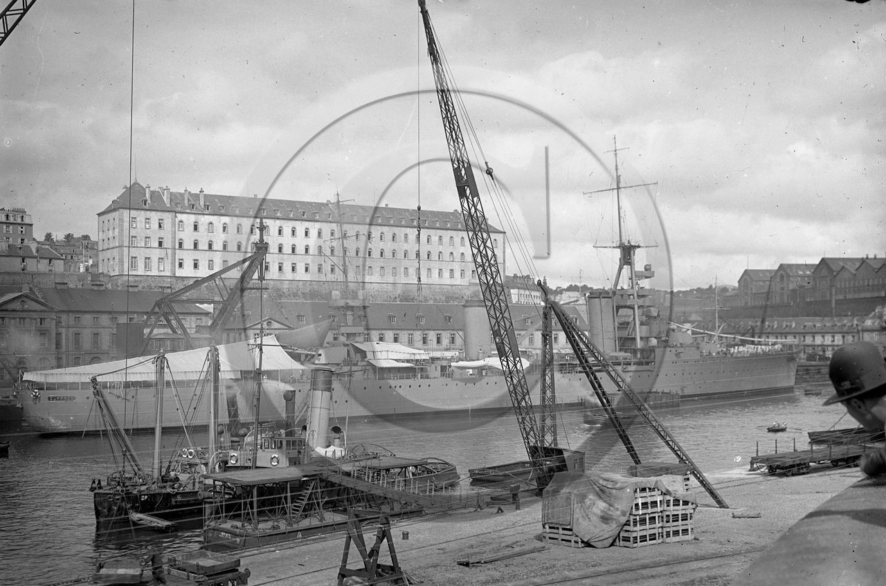 vi  1234  Brest l'arsenal la penfeld  le suffren.  gros plan.jpg