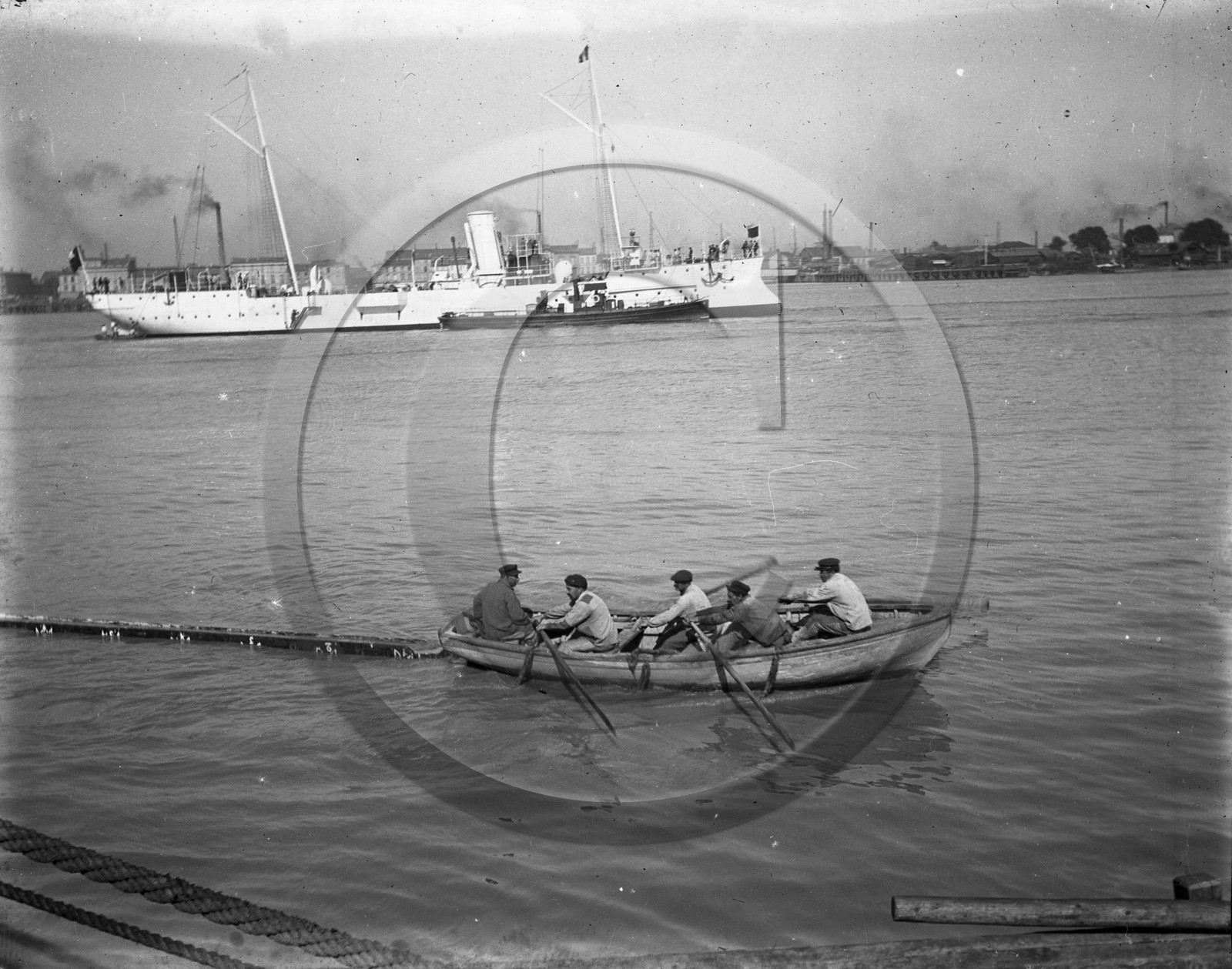 BX 560 port de Bordeaux bateau de guerre étranger  et une yole à marotte remorquant une pièce de bois.jpg