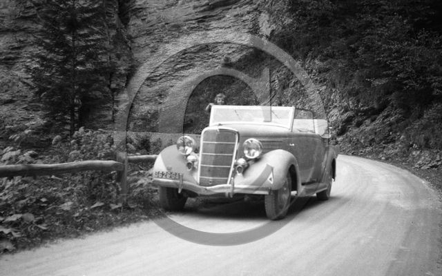 AU 2452 Ford V 8-48 carrosserie Janer 1935 .jpg