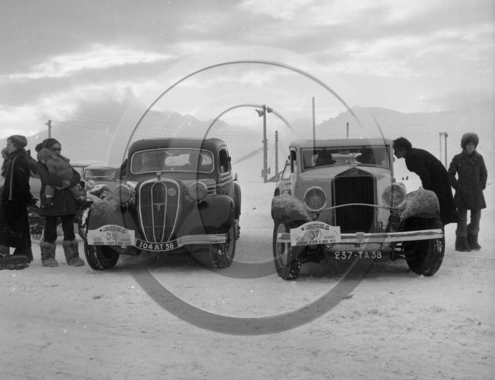 AU 812 Delage et Chenard Walker aigle 4 Alpe d Huez .jpg