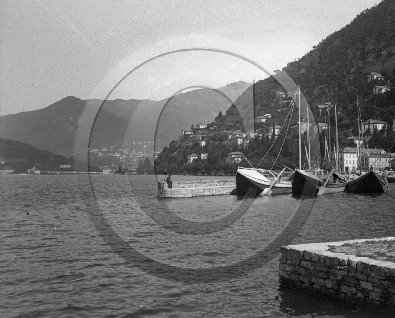 BA 1204  bateau plat trés tonturés  à droite avec pelles de gouverne extérieures , bateaux plats.jpg