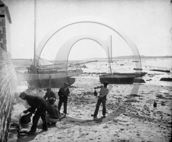 BA 423 golfe du Morbihan ou vers Quiberon pêcheur faisant la cotriade .jpg
