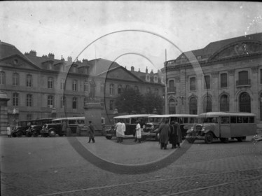 AUU 445 autocars  devant la caisse d'épargne .jpg