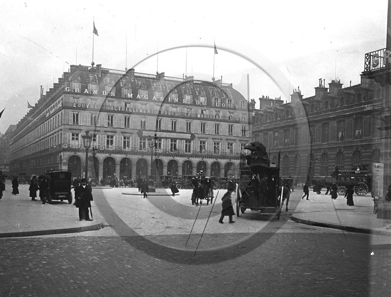 vi 1649 Paris devant les grands magasins du Louvre ,omnibus à cheval St Michel - omnibus st Martin Grenelle.jpg vi 1649 Paris devant les grands magasins du Louvre ,omnibus à cheval St Michel - omnibus st Martin Grenelle.jpg