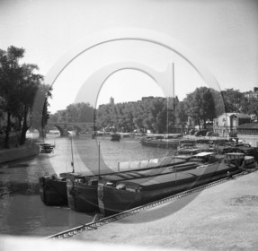 BA 1556 peniches Helena Trireme Sebao..  a quai  Paris .jpg