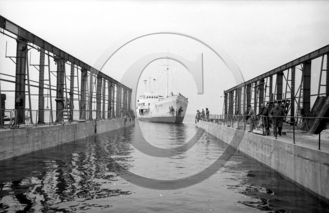 31 mai 1965 pétrolier Toucan entrant dans la cale sèche des chantiers Auroux - 9 -.jpg