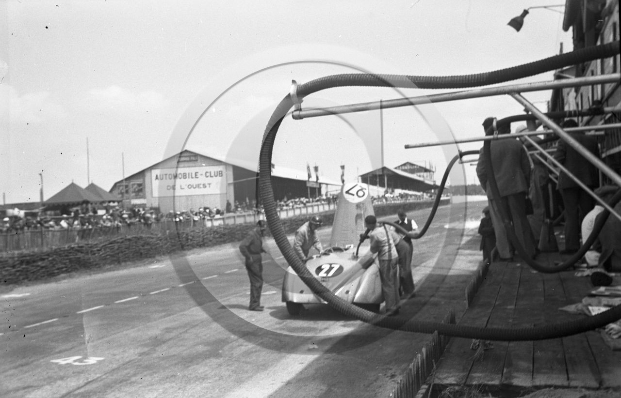 AU 2485  Darl Mat numero 27 au ravitaillement .jpg