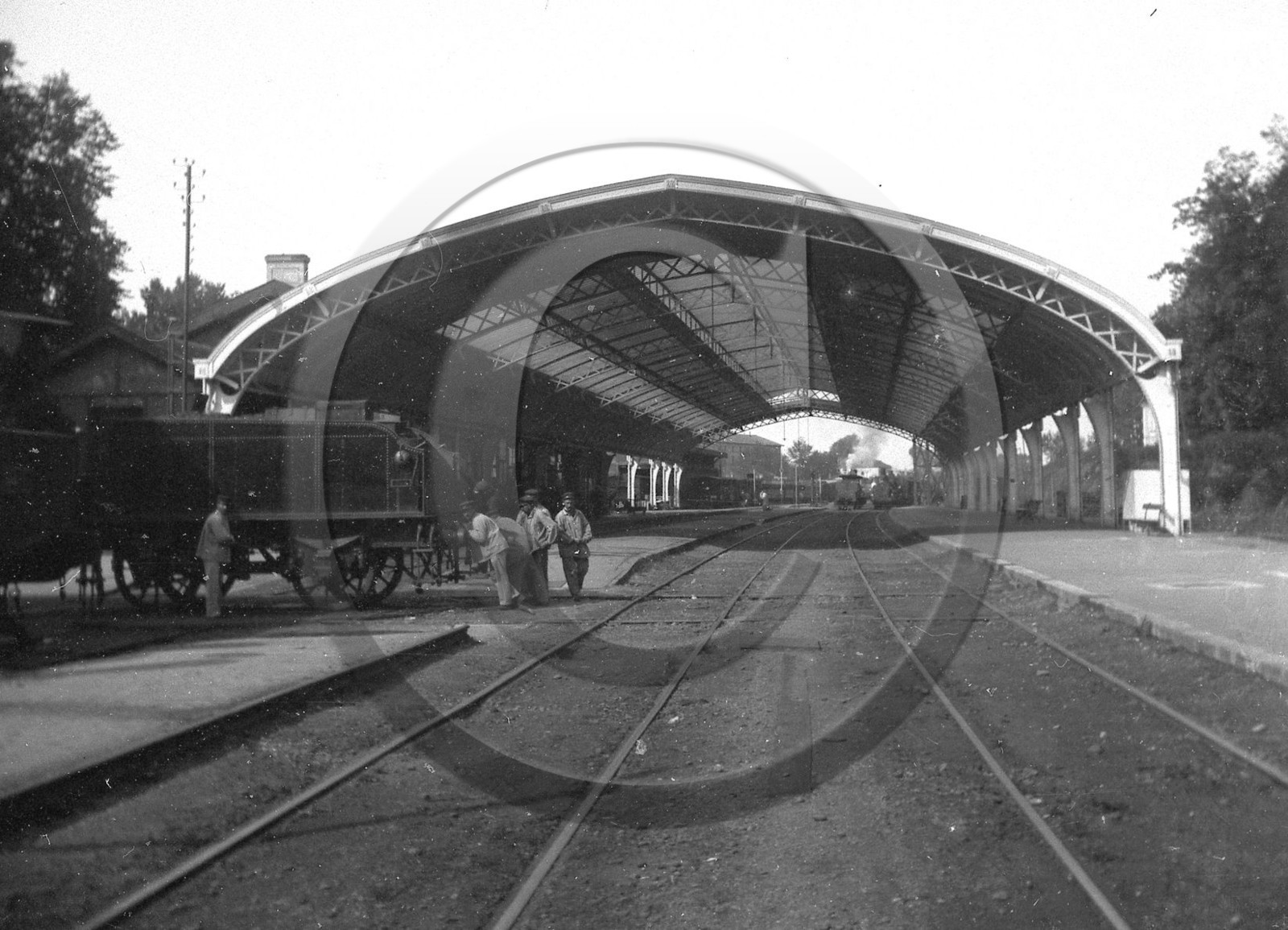 vi  1156 gare avec dome au dessus voie ferrée.jpg