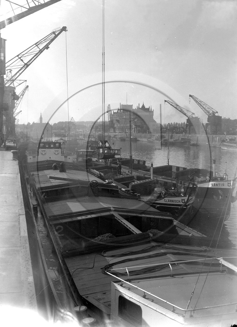 BA 1690 voies naviguables Strasbourg dpt 67  peniches Suisse Clarnisch et Santis devant  entrepot public  .jpg