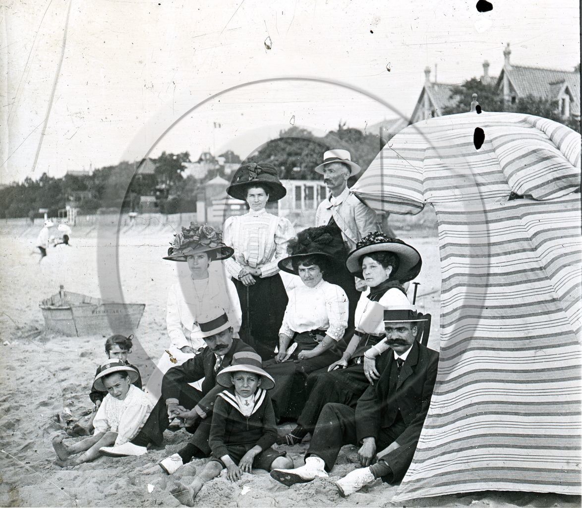 arc 4602 au pied de la jetee d Eyrac groupe sous une tente  .jpg