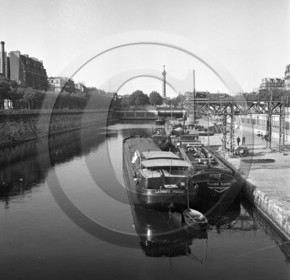 BA 1562 peniches la Trinite P12698F et Pluvier  Paris au fond la colonne de la bastille  .jpg