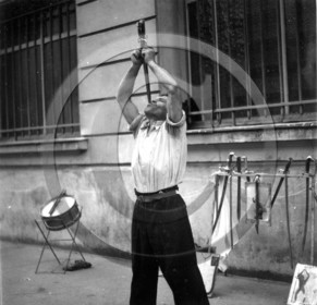 4- Paris avaleur de sabre photo Enri Dargence.jpg