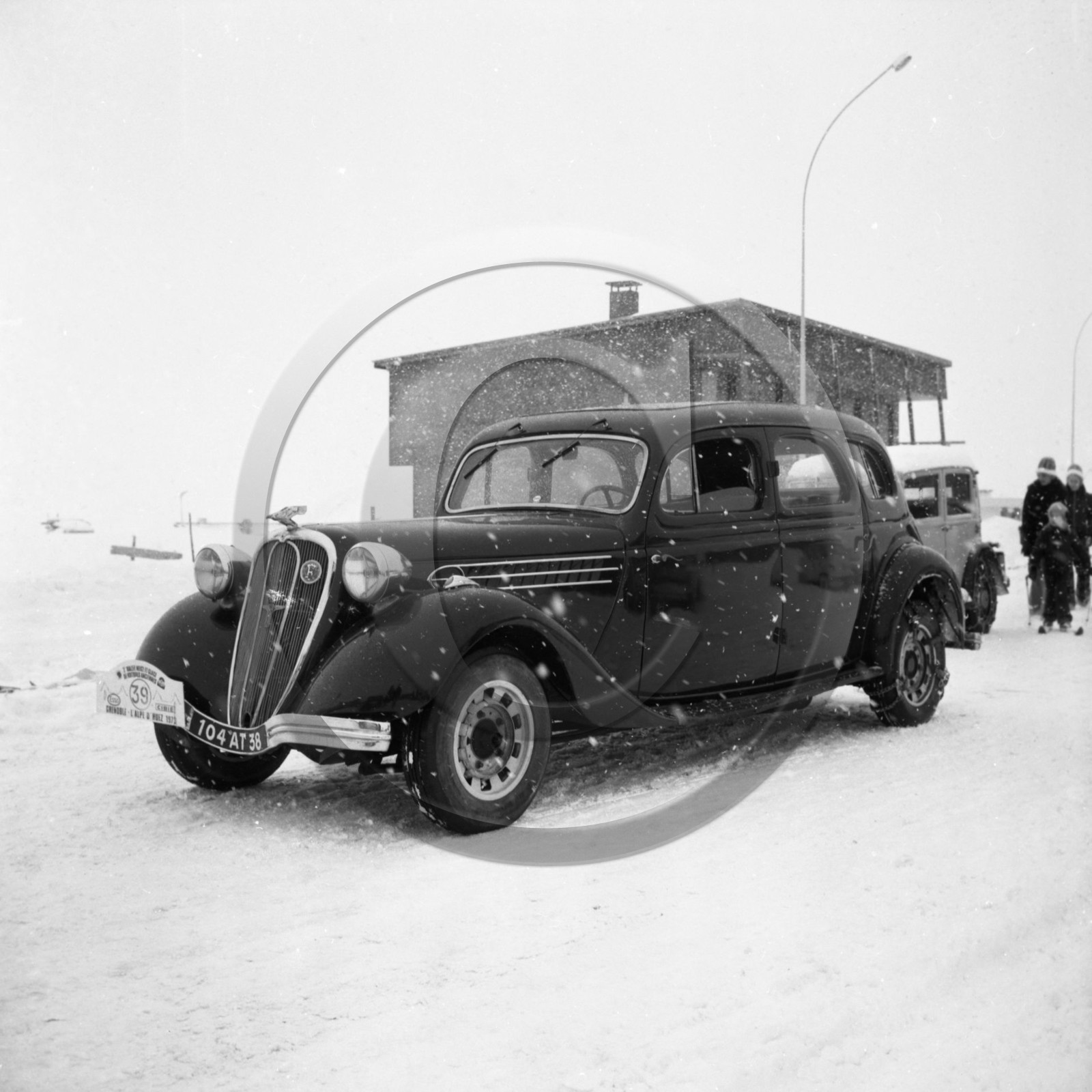 AU 740 Chenard Walker Alpe d Huez neige et glace 1973 .jpg