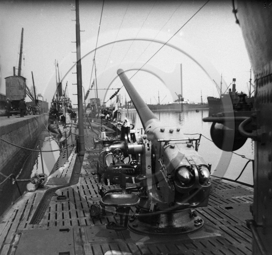 BA 1437 navire de guerre   sous marin  .jpg