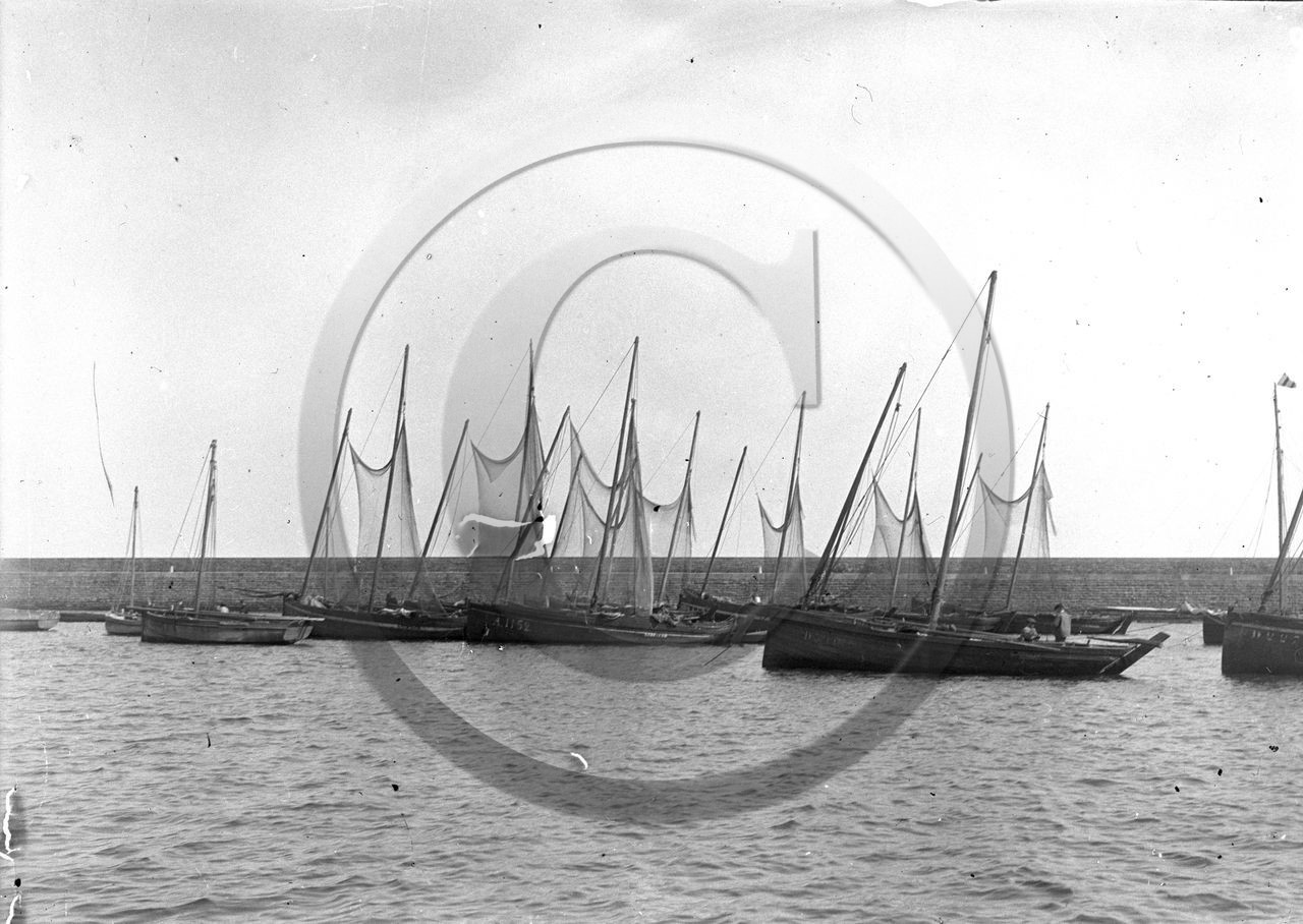 Ba 660 douarnenez port forbans du Bono et chaloupe de Douarnenez au mouillage dpt 56  .jpg