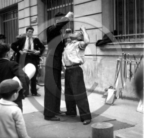 11- Paris avaleur de sabre photo enri Dargence.jpg