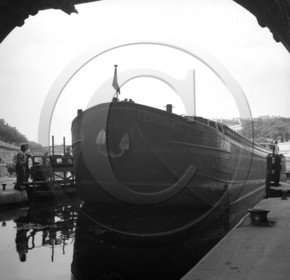 BA 1564 peniche l Esperance entrant dans l ecluse  Paris .jpg