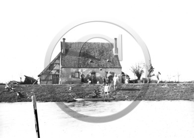 SL 310  chasse canardière devant ferme voir sl 207- 208- 209-   serie canardière.jpg