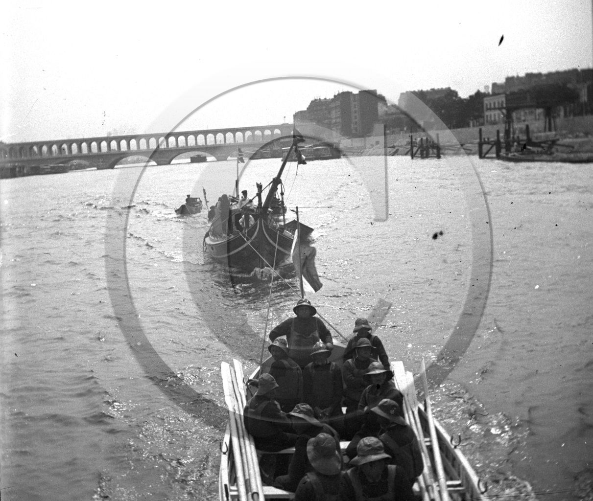 BA 1358  bateau Norvégien et bateau de sauvetage Français.jpg