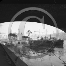 BA 1520  à quai 2 péniches et remorqueurs Chardonneret et Bergeronnette .jpg