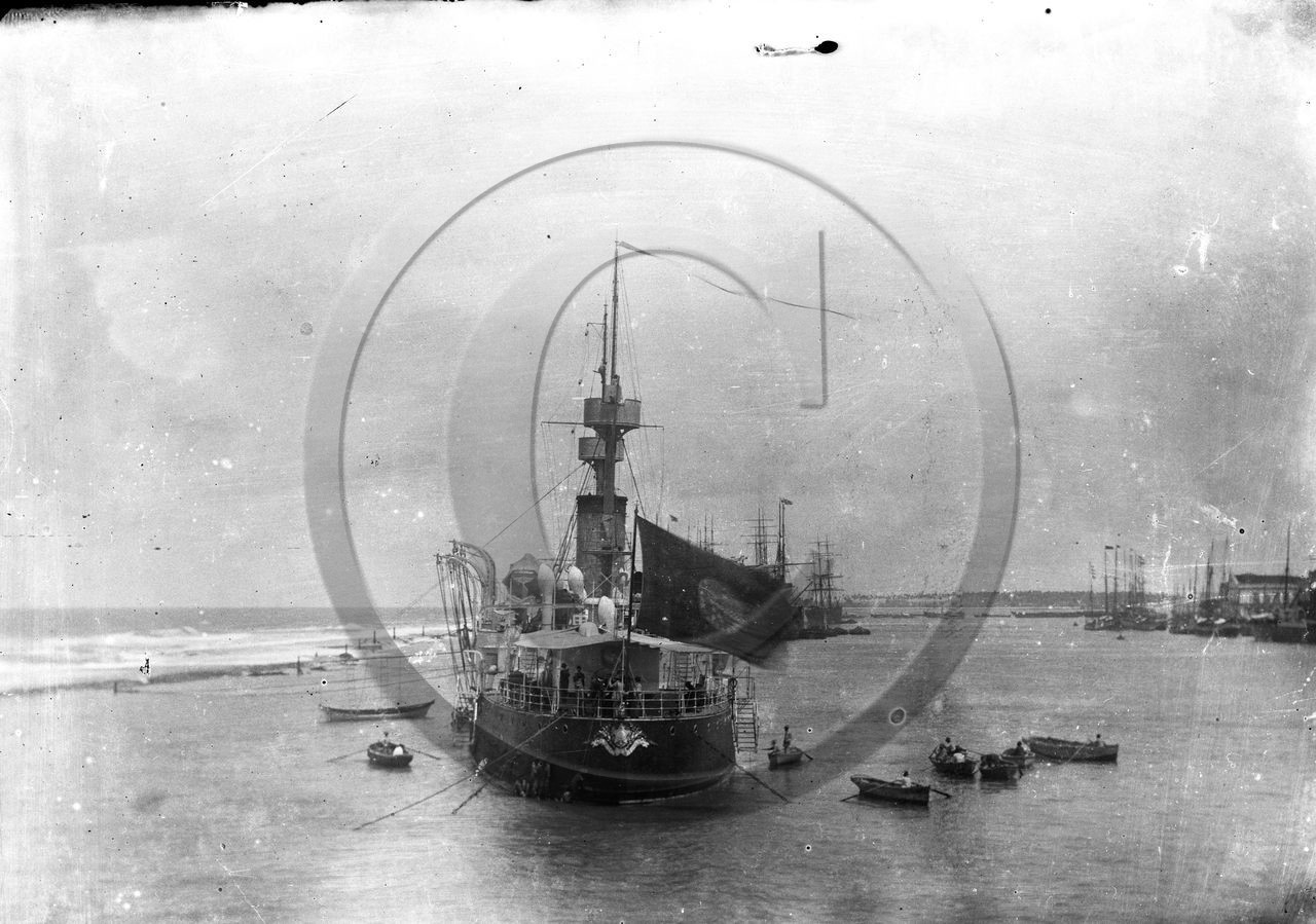 BA 68 cuirassé japonais au mouillage 13x18.jpg