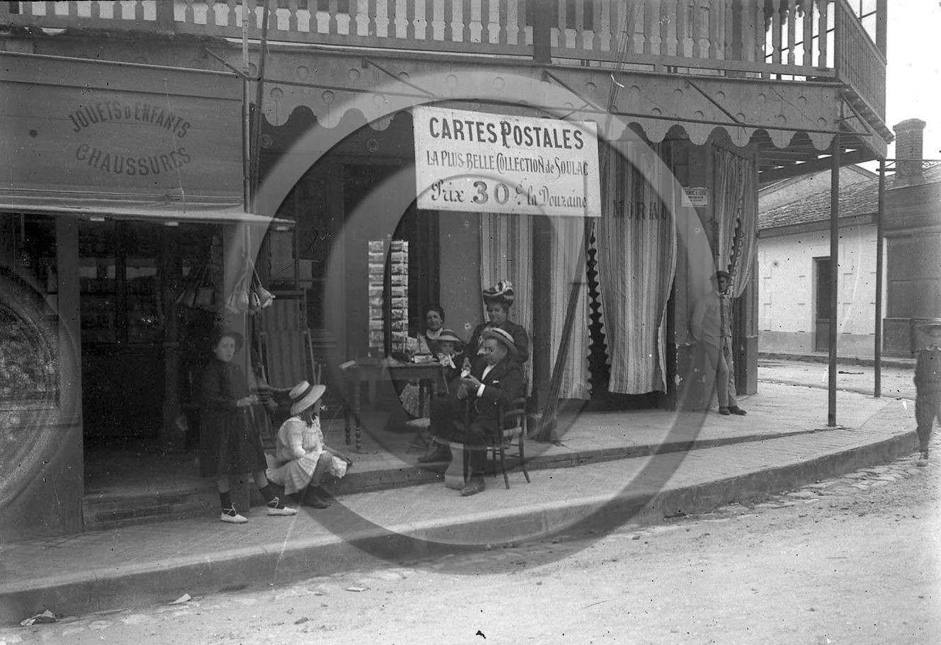 vi  254 soulac marchand de cartes postales.jpg