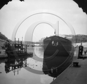 BA 1567 peniche l Esperance arrivant dans l ecluse .jpg