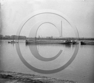 BA 331   un petit remorqueur semble tirer deux péniches à couple.jpg