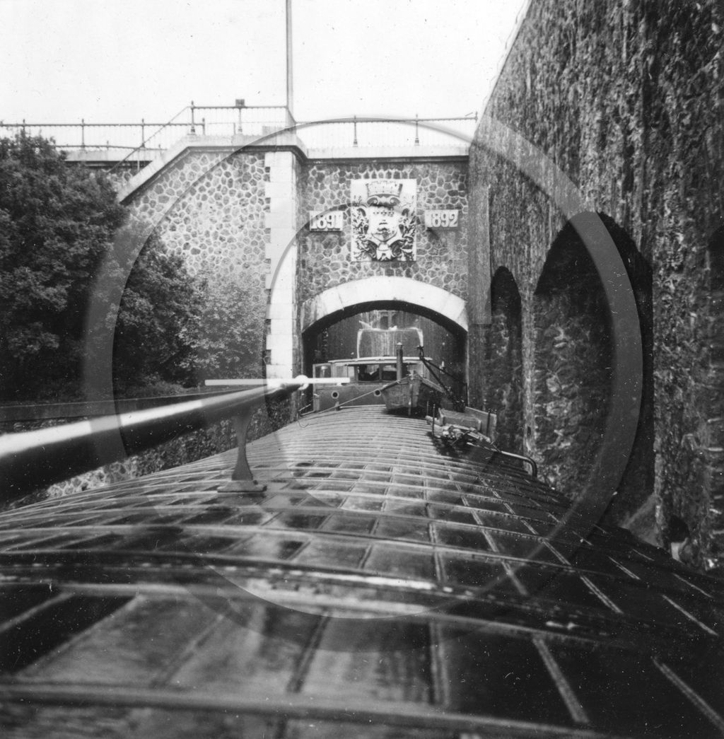 BA  page 80 - 17- Paris Conflans en péniche.jpg