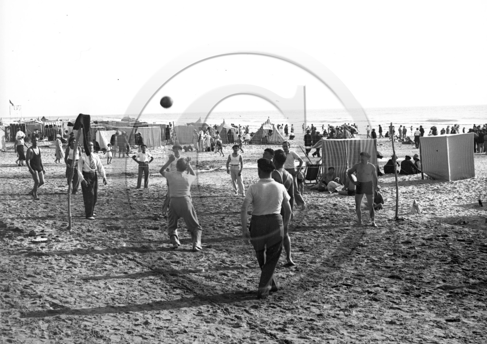 vi  1740 Montalivet en 1934 partie de volley ball dpt 33 .jpg
