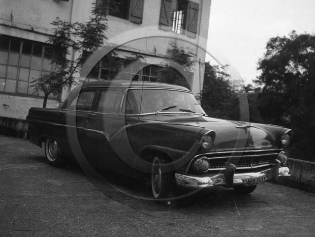 AU 456 Ford Fairlane berline 4 portes .jpg