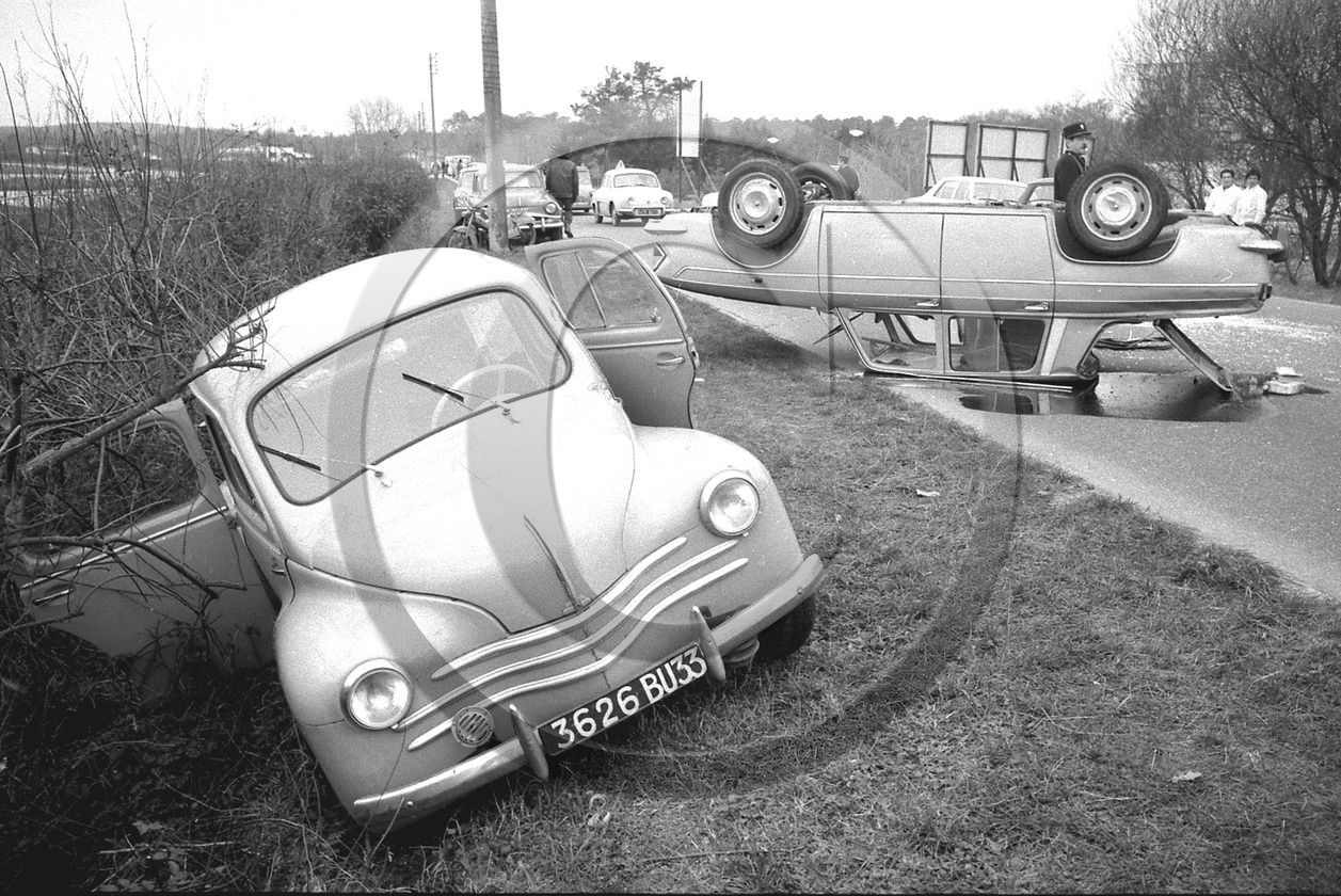 Renault 4 chevaux Renault R8     arc pochette 6895  .2.jpg