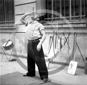 5- Paris avaleur de sabre photo Enri Dargence.jpg