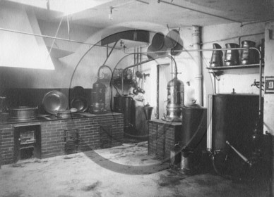 intérieur de la distillerie Combret Lanauze.jpg
