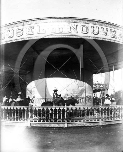 FO-CIRQUE  37 carroussel du nouveau Monde chevaux vivants  .jpg