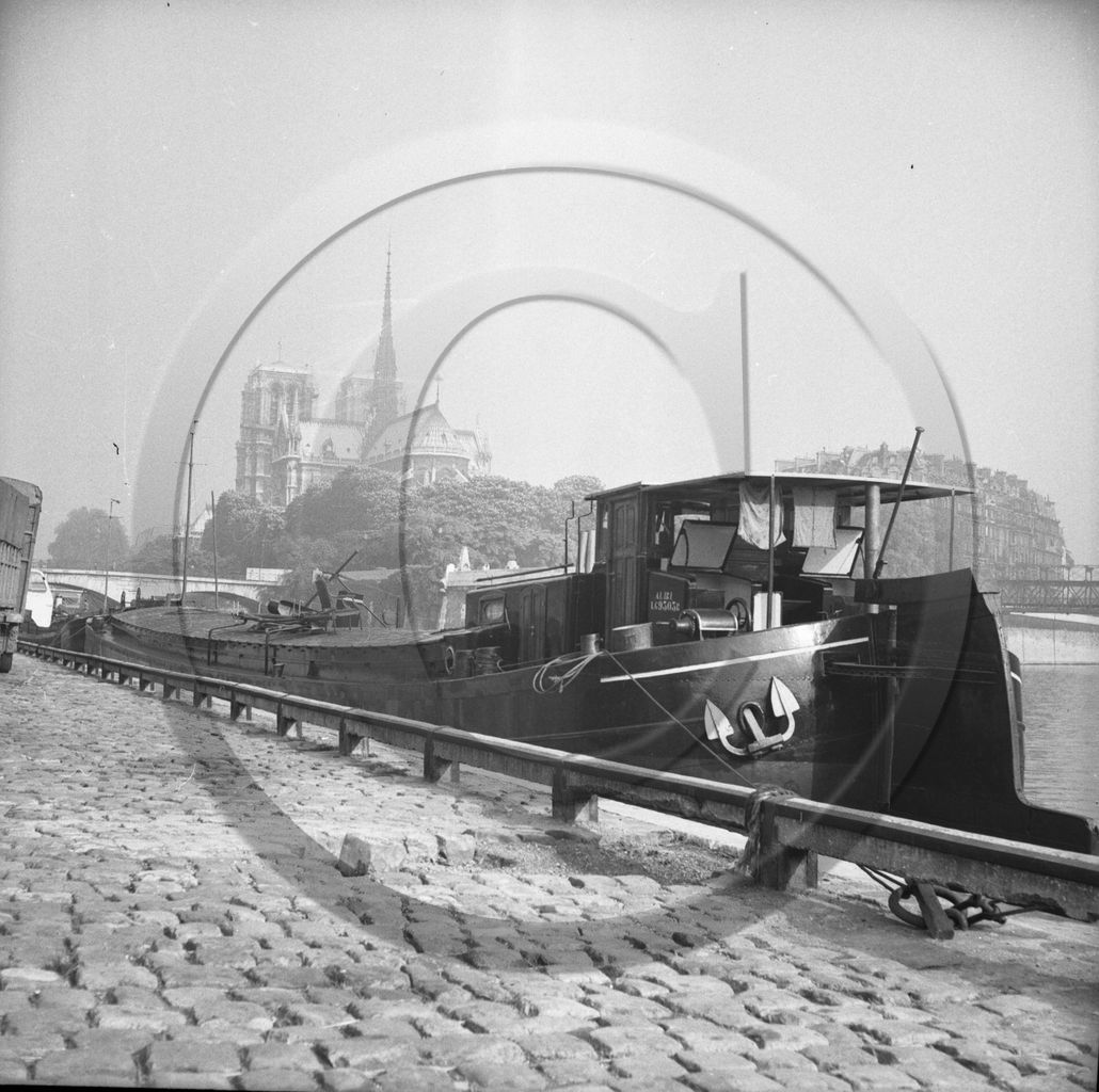 BA 1548 Péniche a quai Paris .jpg