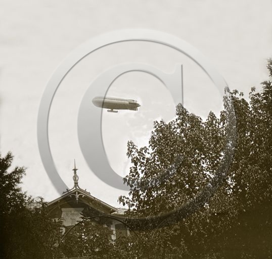 arc 4386 villa et dirigeable  .jpg