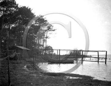 arc 4650 cabane au bord d un lac.jpg