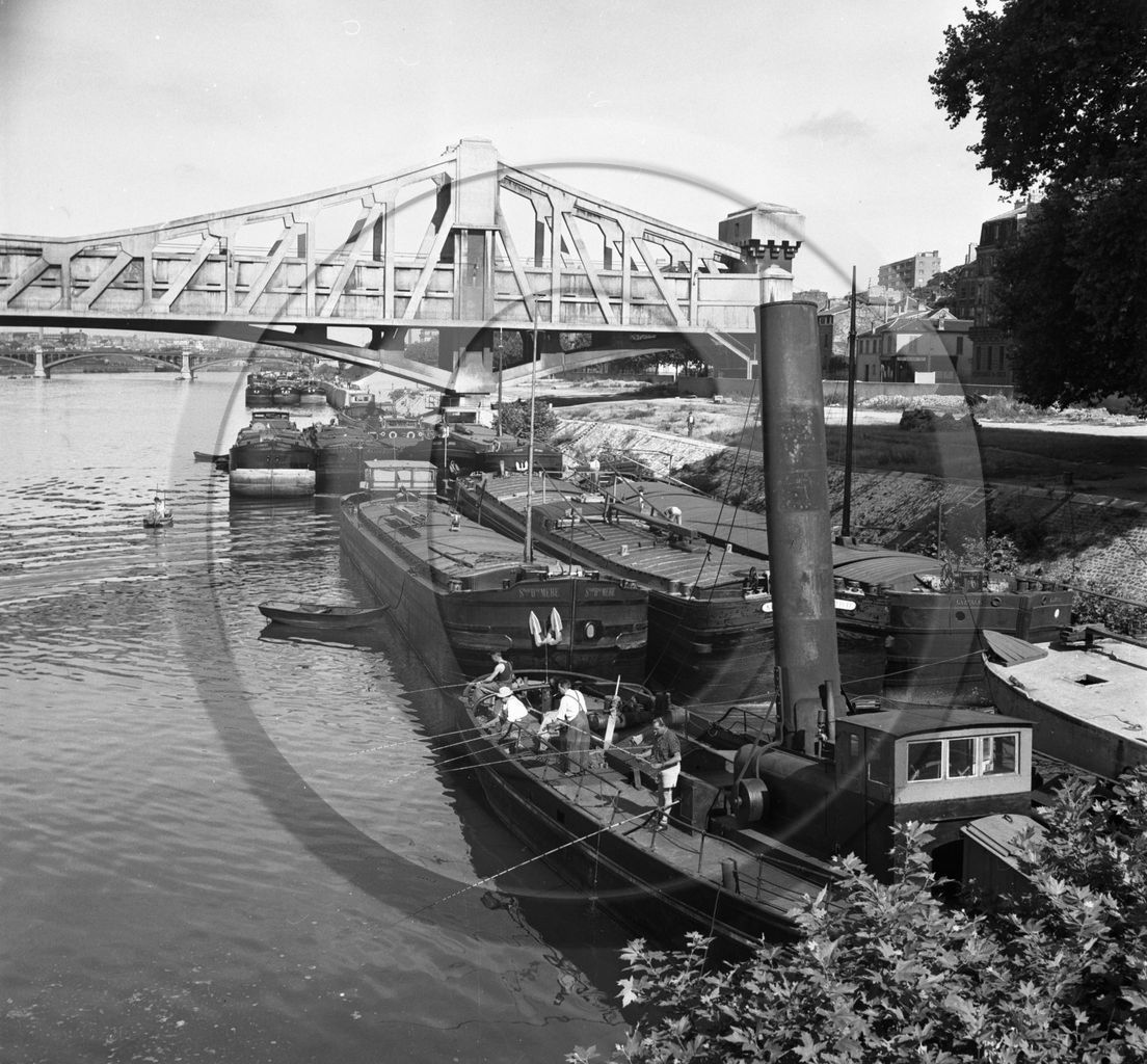 BA 1525  a quai remorqueur et pecheurs péniches Souvenir d'une Mère et Gazelle .jpg