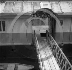 BA 1215 Paris entrée de la brigade fluvial - cliché Dargence.jpg