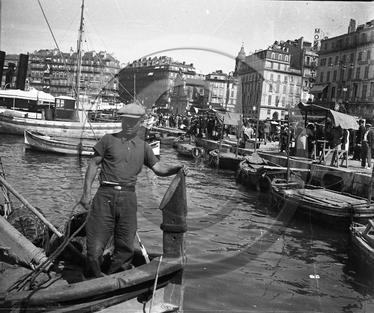 BA 30 Marseille le vieux  port  devant hotel Mont Ventoux dpt 13.jpg