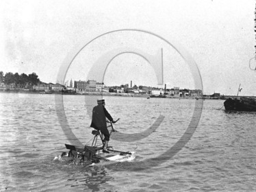 BX 18 traversé de la Garonne en vélo flottant par son inventeur.jpg