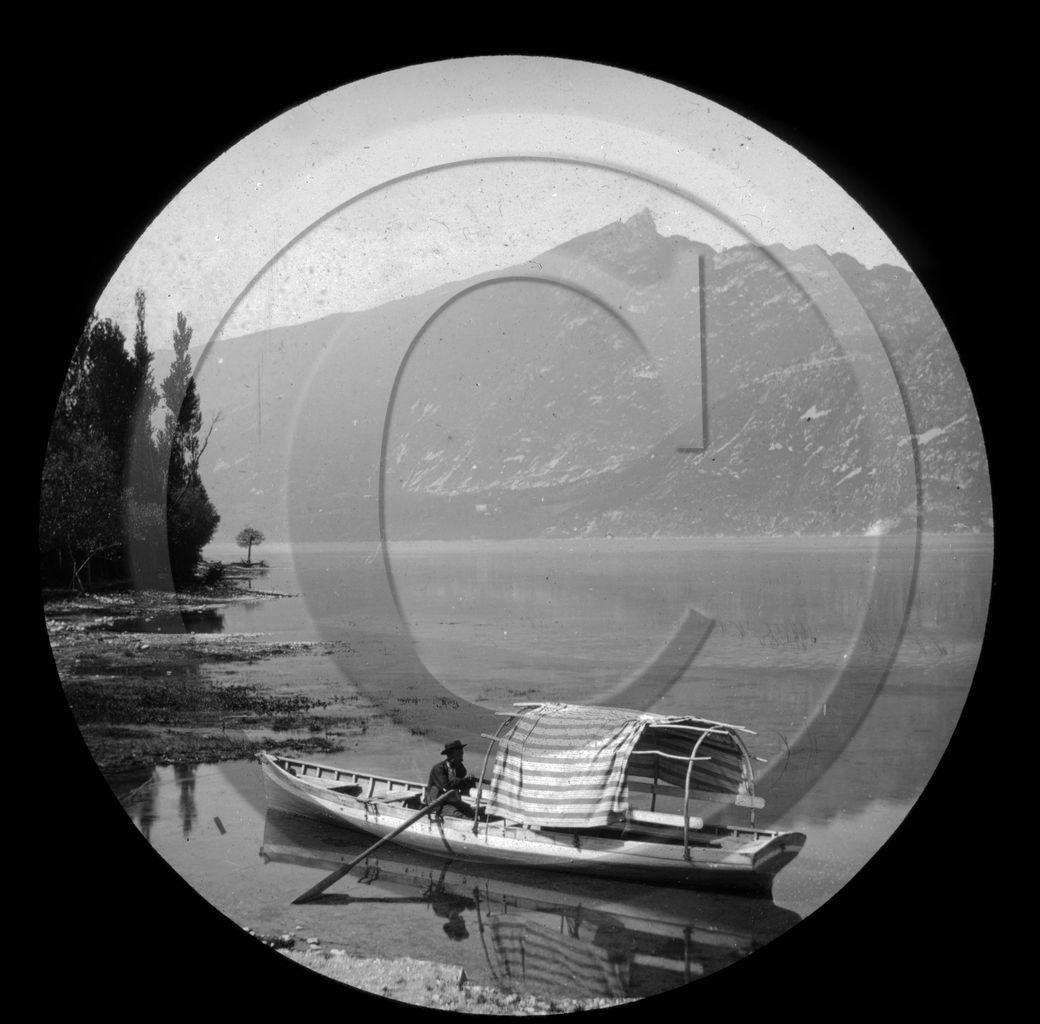 BA 335            lac du Bourget  grand canot de promenade avec carosse       .collection personnel Noel G..jpg