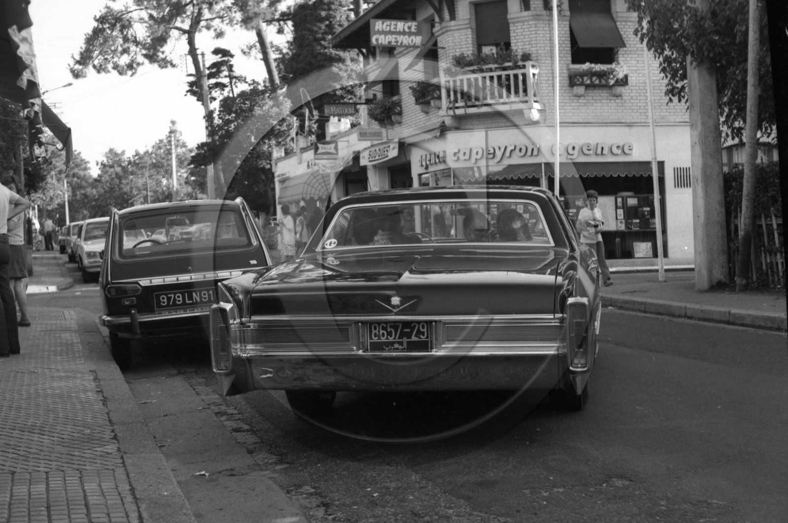 AU 385 Cadillac 4 portes sans montant 1965 .jpg