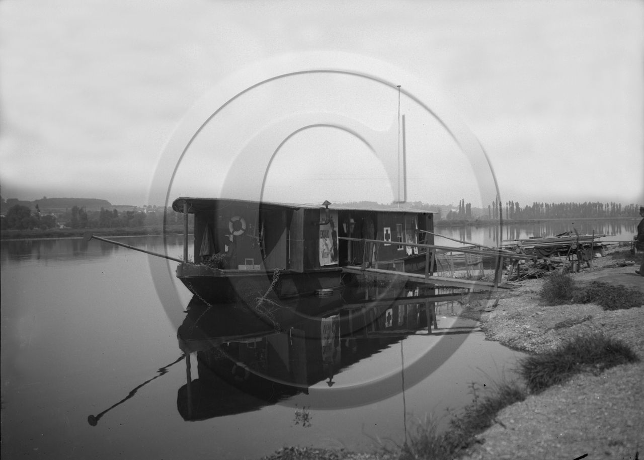 BA 1261 bateau ponton  croix sur fond bland et affiche old england  Vichy.jpg