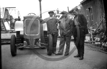 ag 524 trois hommes à coté d'un tracteur.jpg