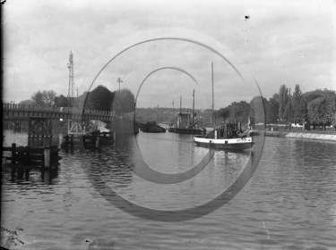 BA 1686 voies naviguables bateau Guepe n° 28 en arriere penche Cote d'or.jpg